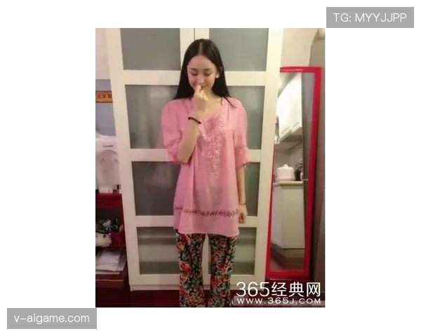 史梦瑶睡衣外穿去吃早餐，人家连随便都贵成这样
